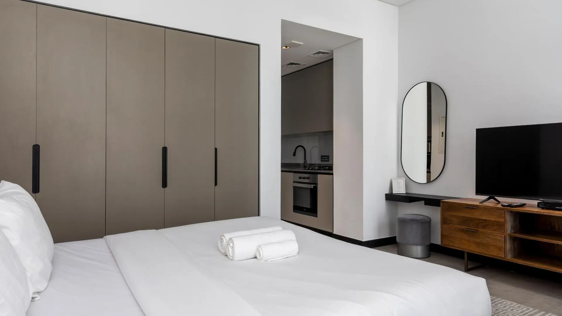Waves - Stylish 13Th-Floor Studio With Top-Notch Amenities Dubai Apartment